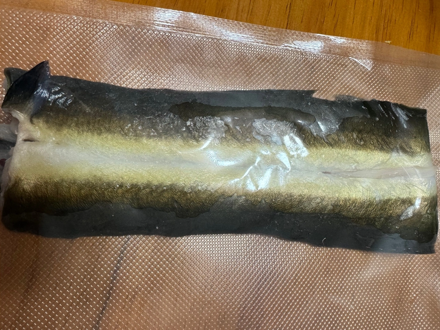 자연산 민물장어 가격이 너무 좋아요~ 자연산 장어는 자주 접하지 못하는 거 같은데 큰 이유가 아무래도 비싼 가격이 아닐까 행각해요~ 그런데 이게 웬걸 가격이 너무 좋았고 맛이 얼마나 쫀득거리는지 안 먹어본 사람은 절대 모르는 그 식감이 있어요. 그럼 민물장어와 바다 장어 차이와 왜 민물장어가 비싼지도 궁금하겠지요? 내 돈 내산후기!