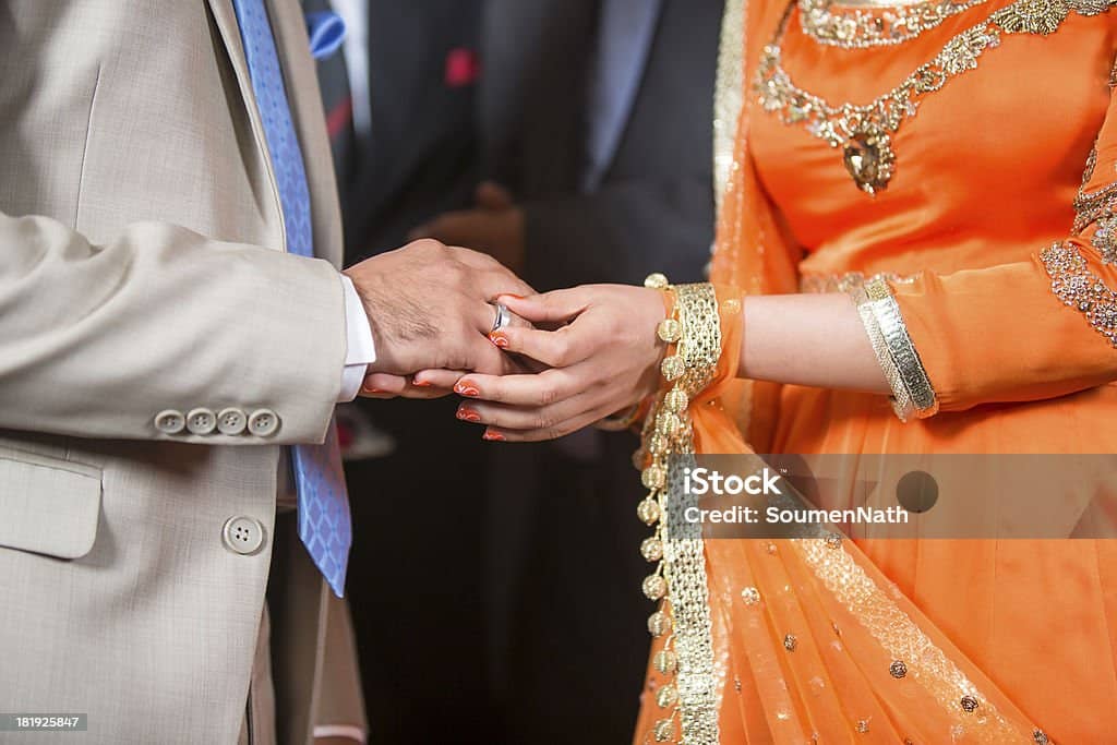 인도 결혼식에서 신부가 신랑의 신발을 훔쳐야 하는 이유 &ndash; &lsquo;주타 추빠이(Joota Chupai)&rsquo; 전통