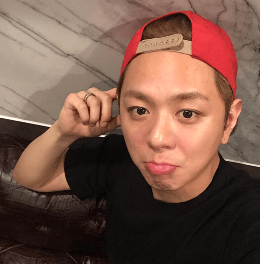 모자를쓰고있는남성의모습