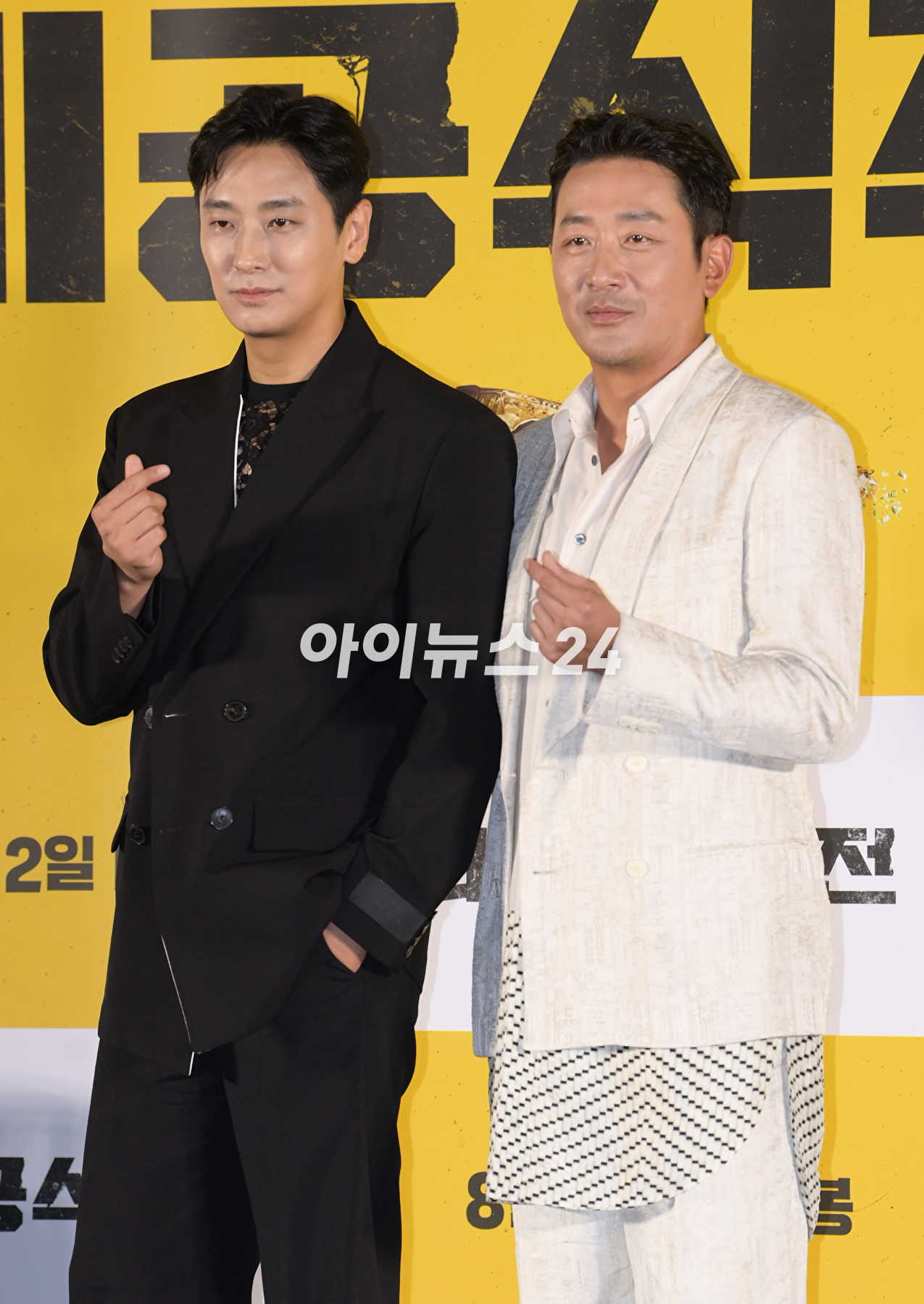 배우 주지훈과 하정우가 4일 오전 서울 용산구 CGV 용산아이파크몰에서 열린 영화 '비공식작전' (감독 김성훈) 제작보고회에 참석하고 있다. [사진=정소희 기자]
