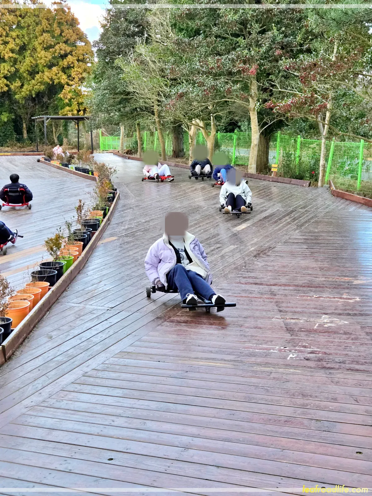 제주-김녕-미로-공원-발자전거-타는-아내-딸