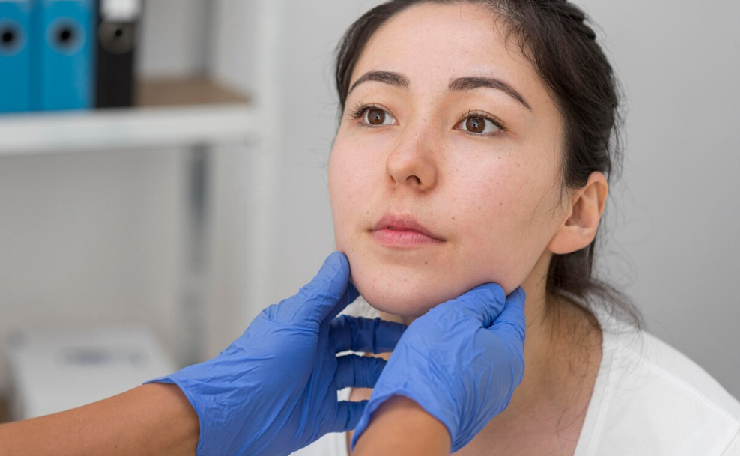 피부진단을 받는 여성