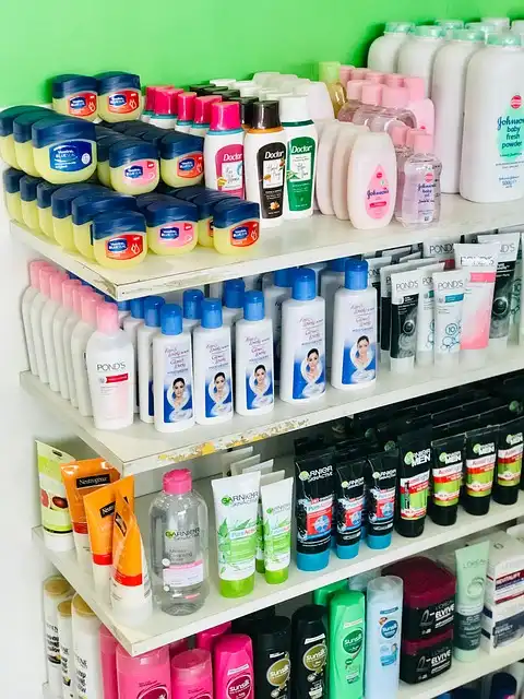 밤 타입의 고체형 보습제를 손가락으로 떠서 바르는 모습. (고보습 밤 활용)