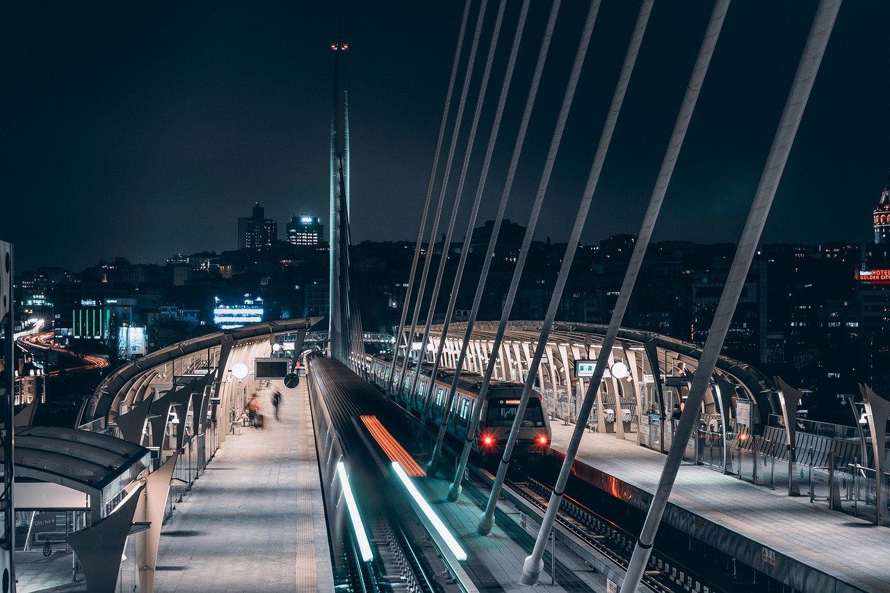 야밤의 지하철의 전경을 보여주는 사진입니다.