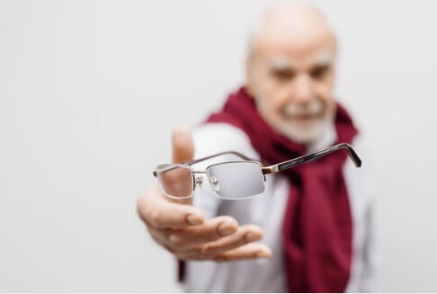 돋보기를 들고있는 노인