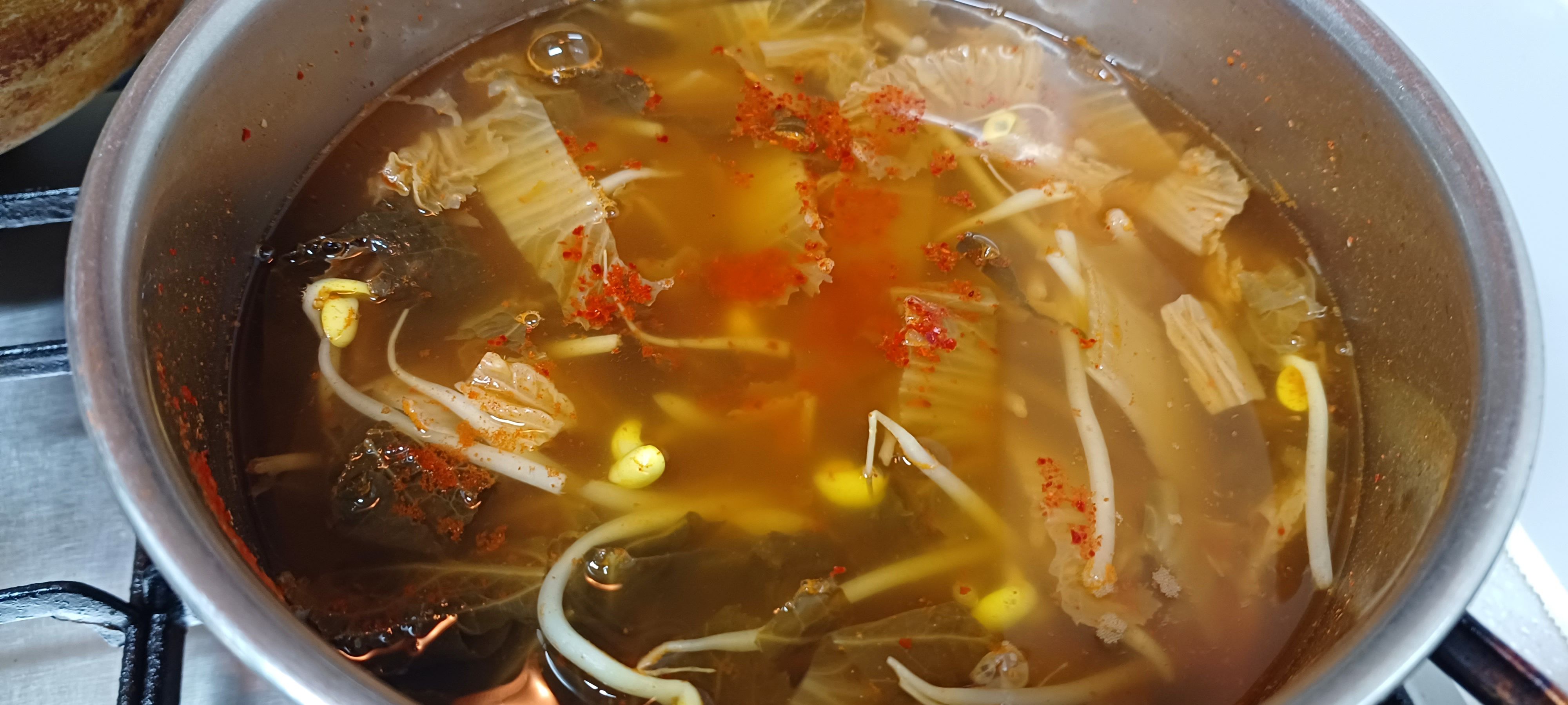 김치와 콩나물 넣고 끓이기