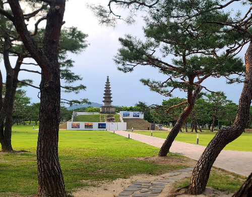 충주 중앙탑 전경