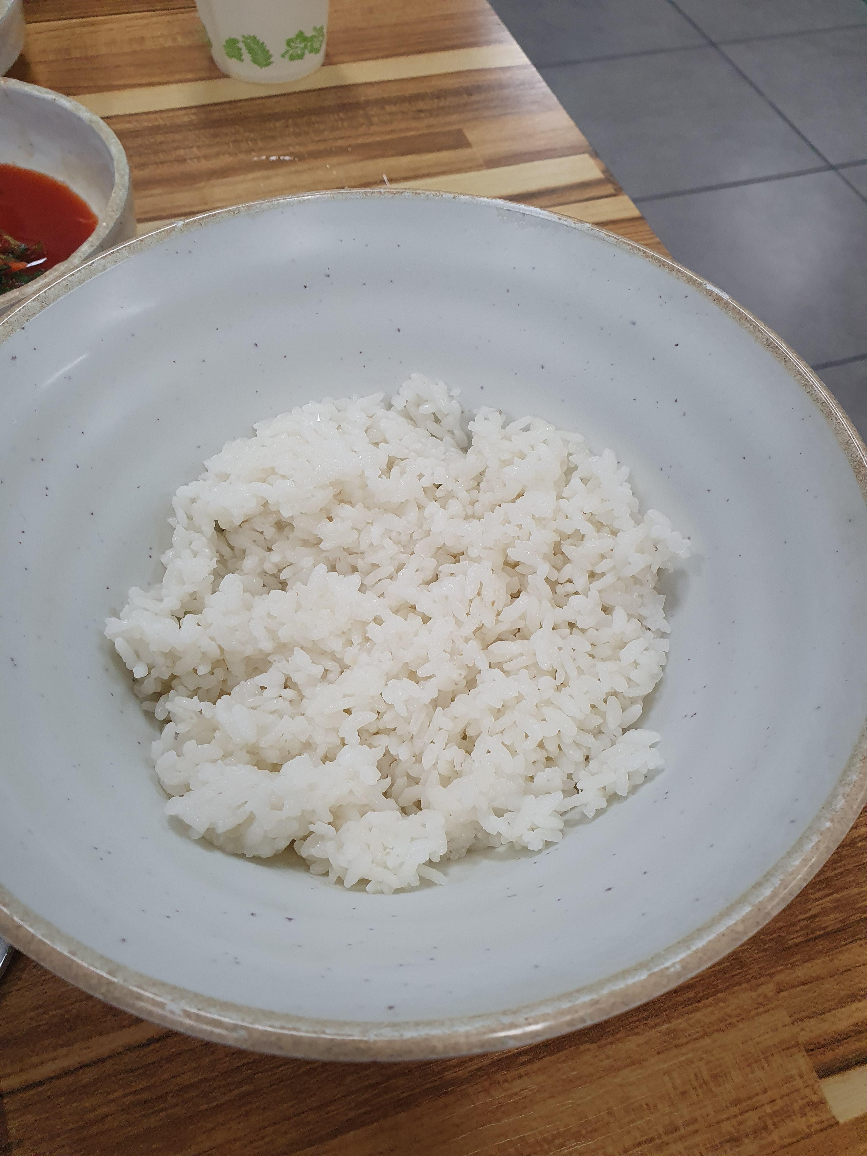 배고파서 밥 한공기 시킴