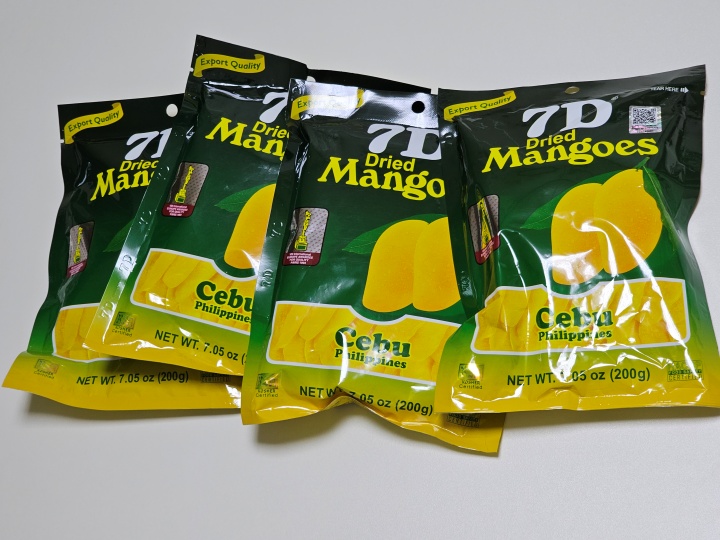 필리핀 세부 기념품으로 유명한 7D망고입니다. 개인적으로 축축하고 너무 달아서 7D보다 세부망고가 맛있다고 느꼈습니다.