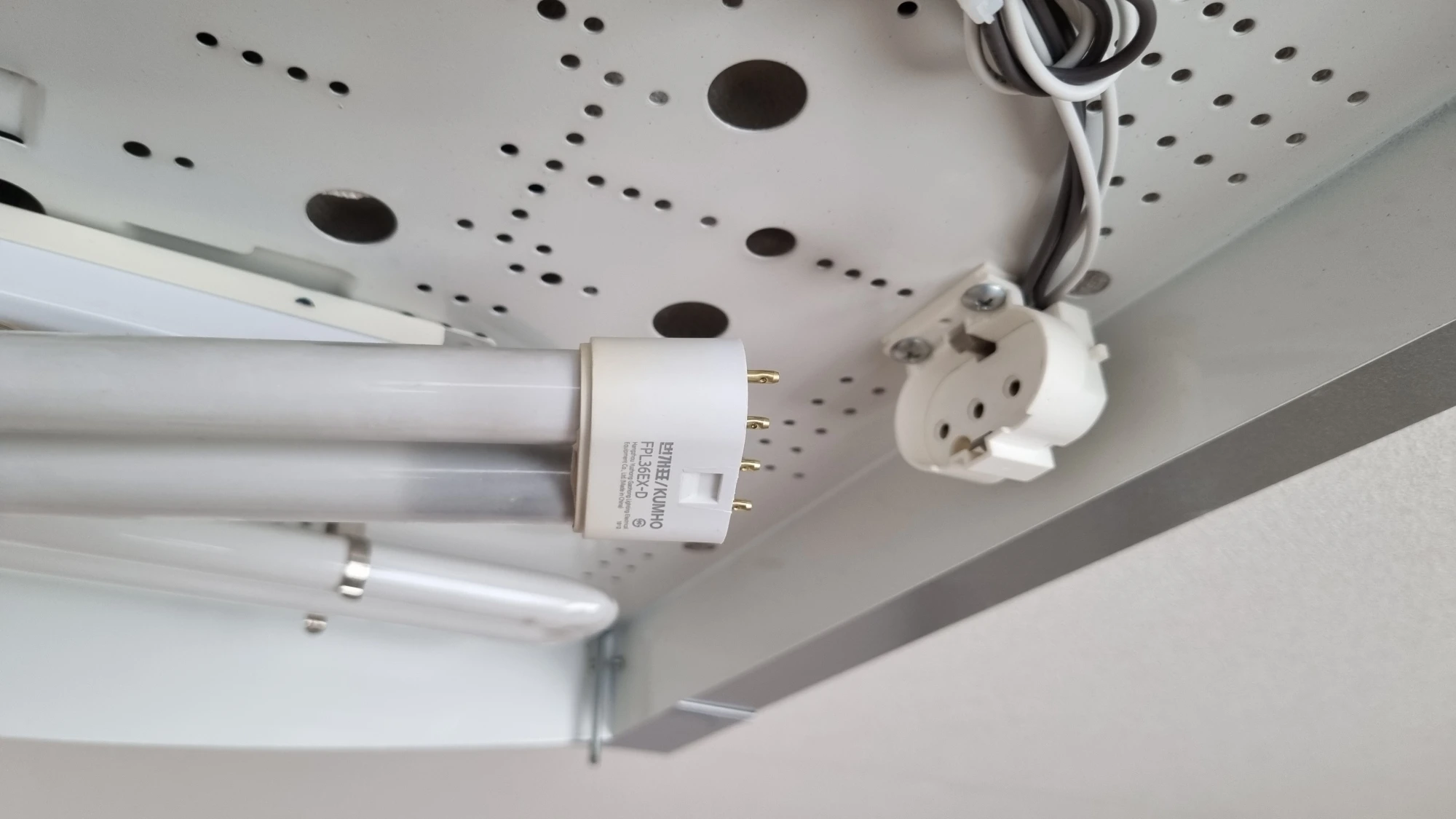 삼파장 램프 끼우는 곳