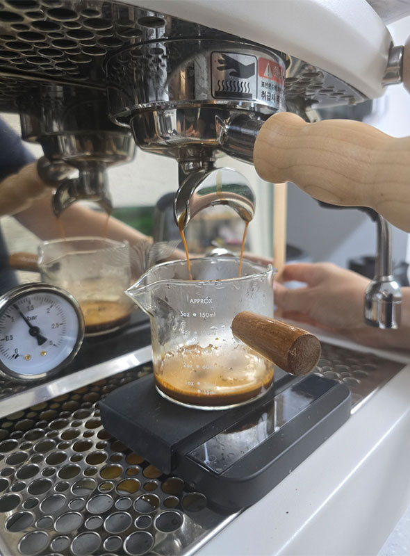 세팅을 위한 에스프레소 추출