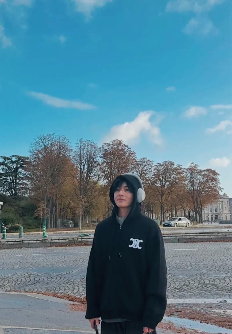 BTS 뷔, 뷔 공항패션, 뷔 패션위크 참석, 뷔 셀린느 패션쇼, 뷔 셀린느 앰버서더, 뷔 셀린느 2026, 셀린느 2026 컬렉션, 셀린느 패션 트렌드, 파리 패션위크, 인천공항 뷔 출국, 뷔 런웨이 룩, 뷔 셀린느 2026 컬렉션, 셀린느 글로벌 앰버서더, 생클루 국립공원 패션쇼, 뷔 패션 아이콘, BTS 뷔 셀린느, 뷔 셔츠 스타일, 셀린느 캐시미어 카디건, 뷔 히로노 인형, 뷔 셀린느 화보, 셀린느 남성룩, 뷔 셀린느 무드, 뷔션위크, Vashion Week, TaehyungXCeline