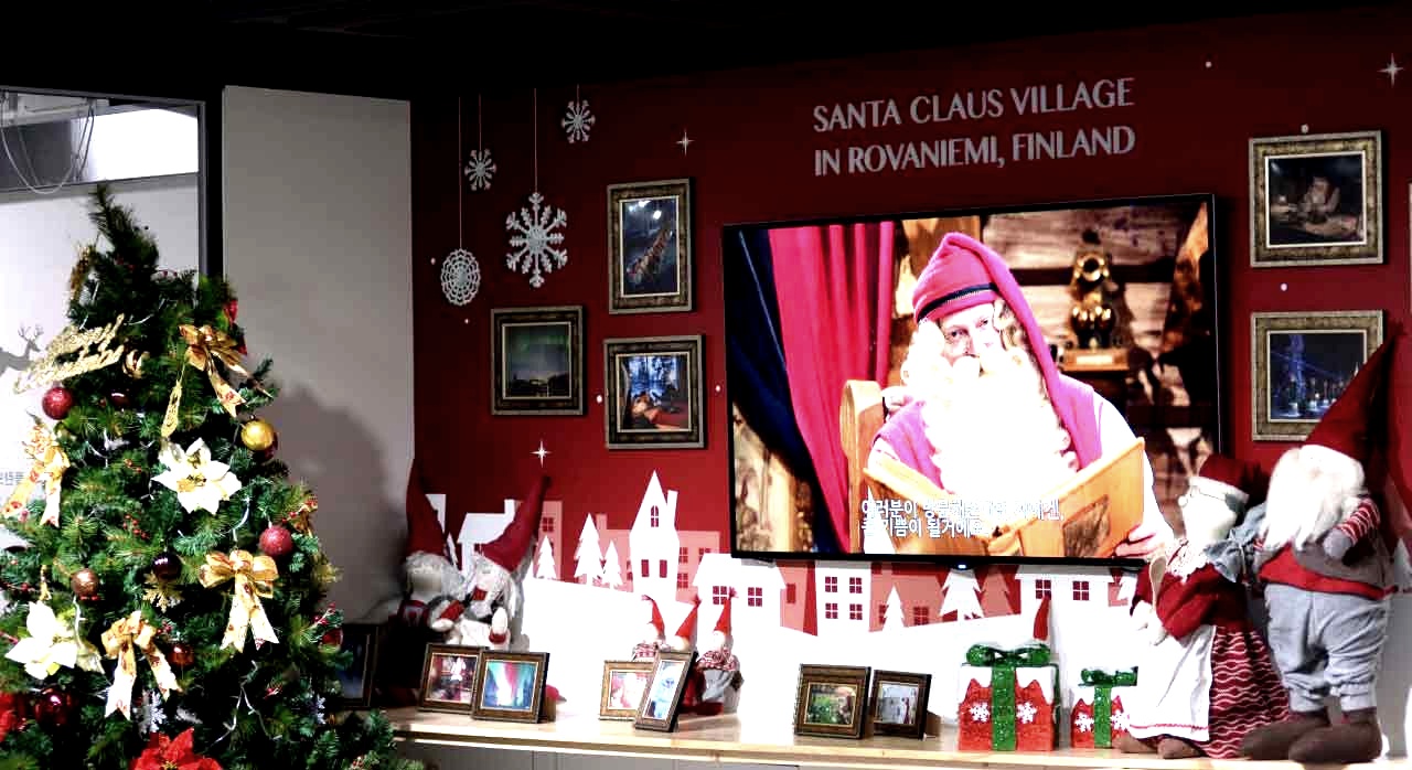 추운 야외에서 벗어나 따뜻하게 관람할 수 있는 산타클로스우체국이다. [ⓒ네이버플레이스 산타클로스우체국 대한민국 본점]