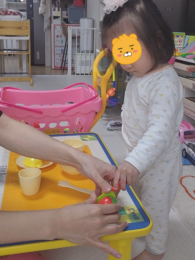 음식모형으로 상차리는 아기