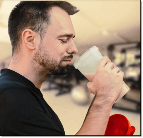 밀웜 단백질 마시는 남성