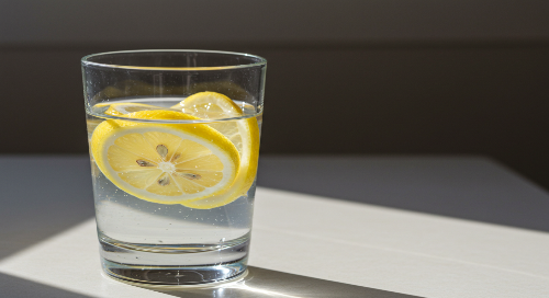 요로결석 예방을 위해 레몬수 마시기