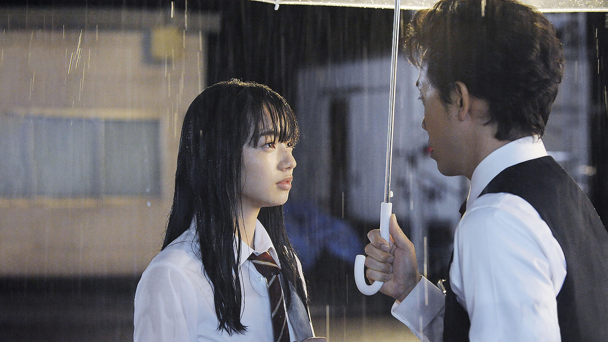 영화 사랑은 비가 갠 뒤처럼, 아키라와 점장 빗속 우산 장면