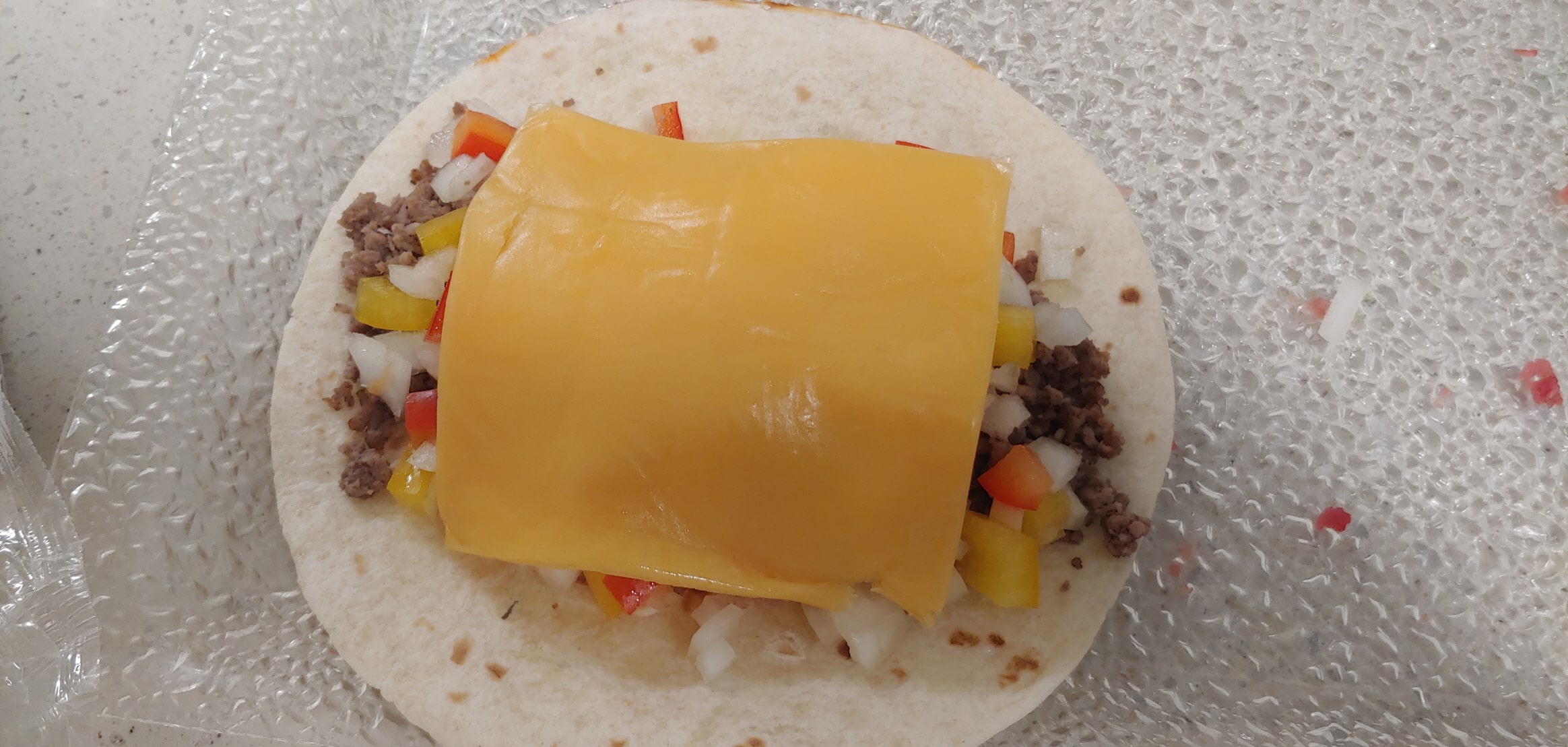 마트에 또띠아가 없어서 난을 사왔는데, 저렇게 담으니 싸매기가 어려웠어요. 적당량을 조절해 담으세요.