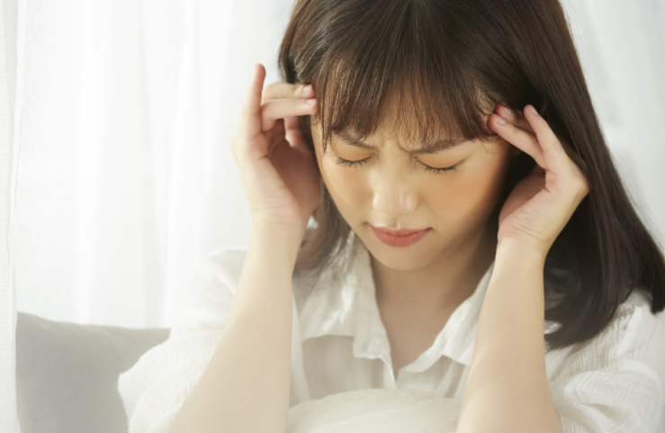 두통이 있는 여성