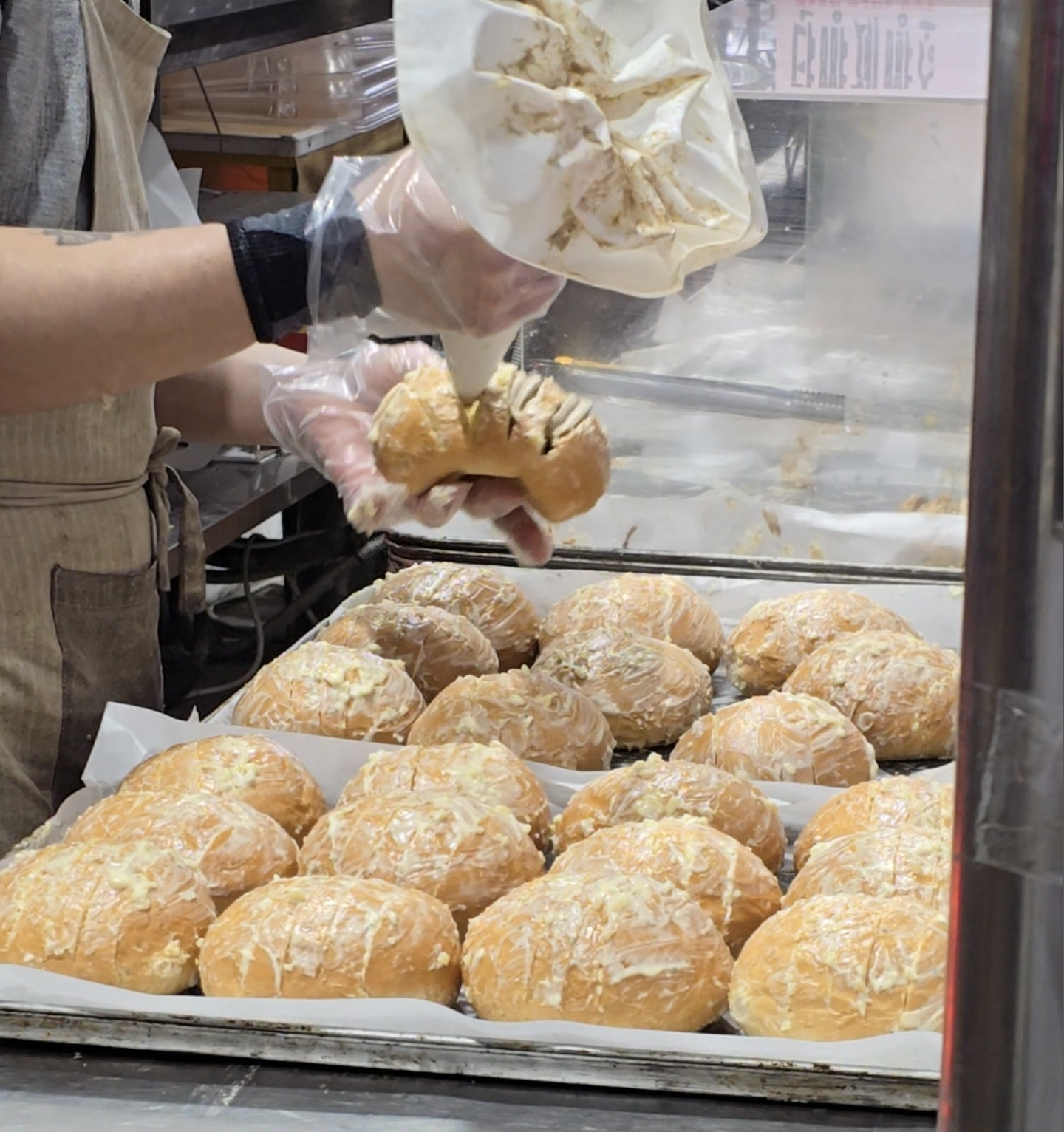 지나가다 우연히 들른 시장에서 만난 마늘크림빵, 만드는 과정까지 지켜보는 재미가 있었다.