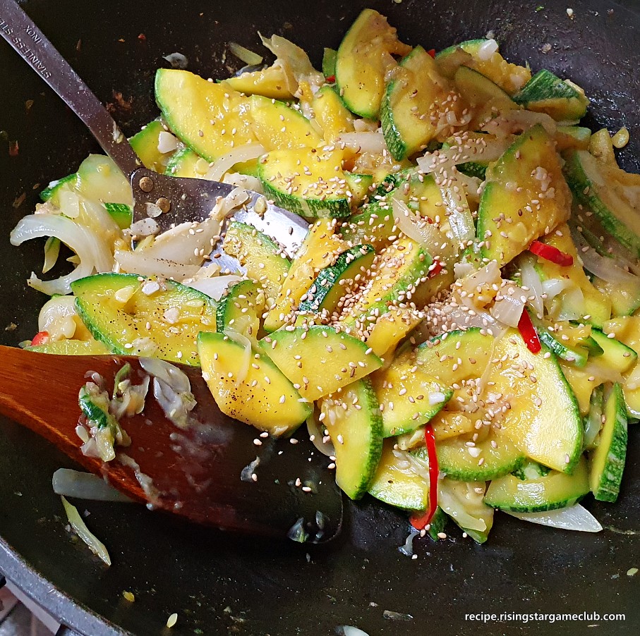 호박 볶음에 통깨를 뿌린 사진