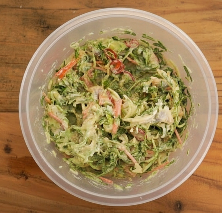 잘게 썬 냉이와 바지락 살이 부침가루 반죽과 적절히 어우러진 냉이바지락전 반죽의 모습