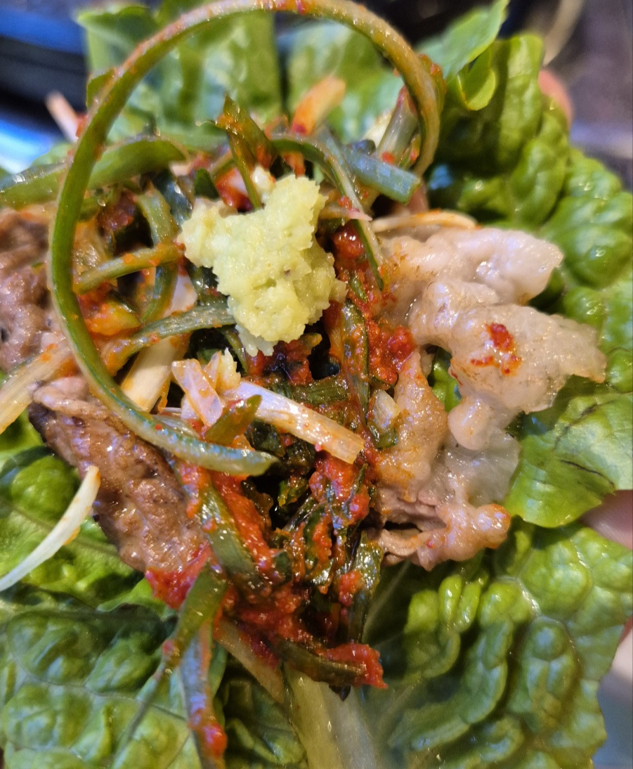 고기쌈 위에 고추냉이