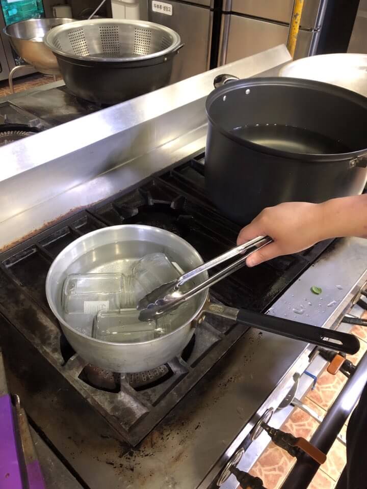 오디 담을 병 열탕 소독하는 사진