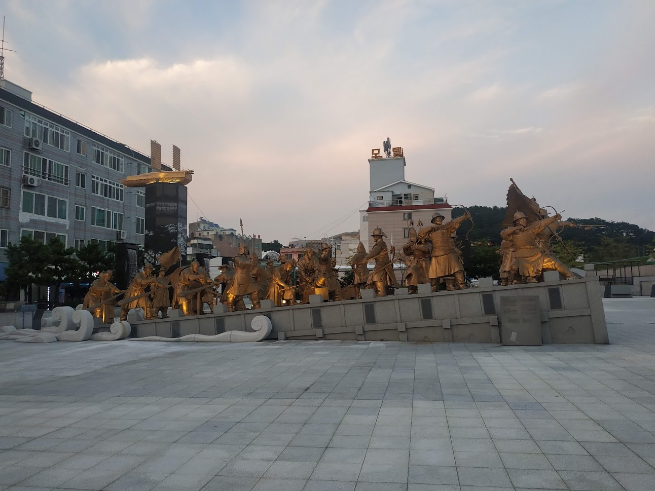 한산대첩광장 통영. 동상.