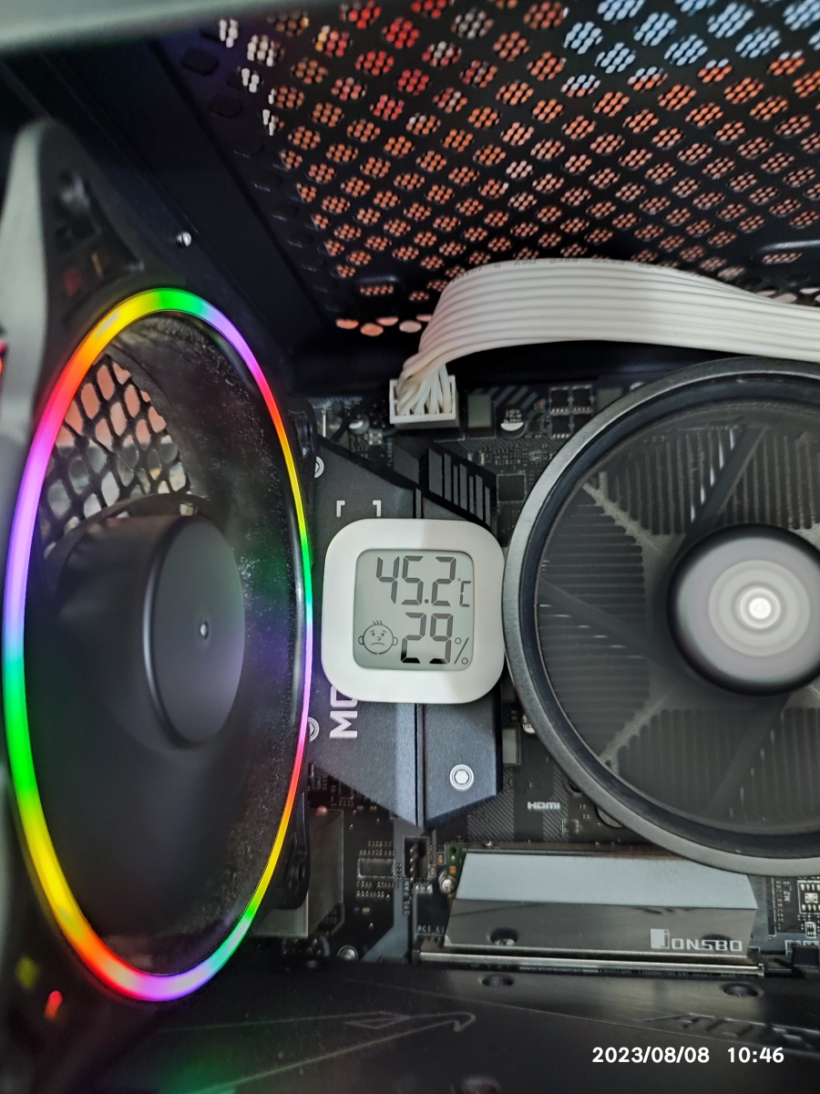 CPU 옆 45도 그래픽카드 위 31도