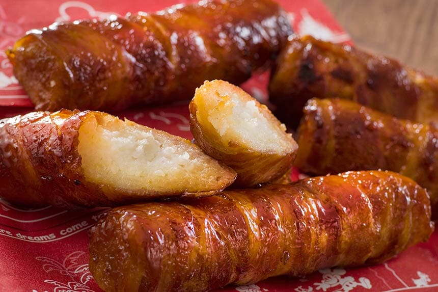 소시지처럼 생긴 갈색 음식의 사진