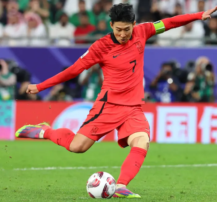 호주전-
붉은 유니폼 손흥민을 두팔을 벌려 있는 힘껏 오른발로 공을 차는 모습