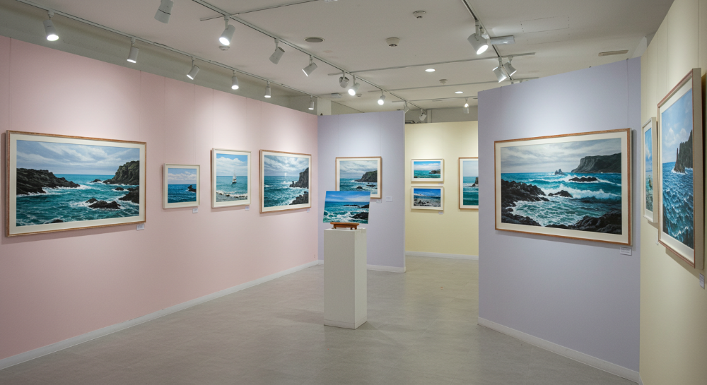 제주 세화예술공간에서 전시된 로컬 작가 작품과 바다 풍경