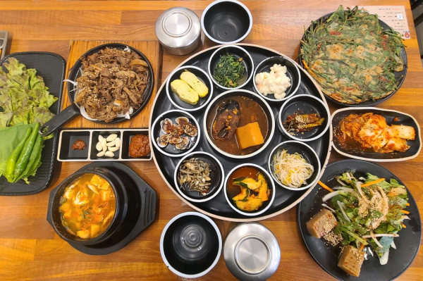 기다려야 제맛 14첩 숯불고기 한 상
