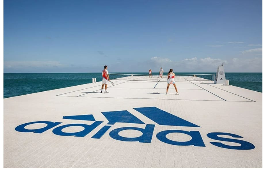 아디다스의 떠다니는 재활용 테니스 코트 VIDEO: Adidas + parley serve a recycled tennis court on australia's great barrier reef