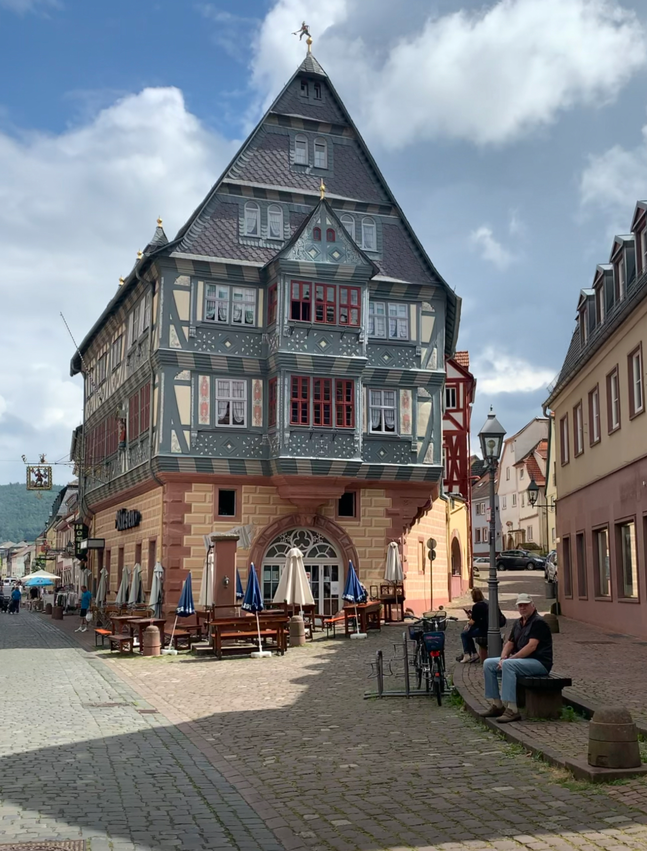 거리를 걷다가 만난 특이한 건물 사진