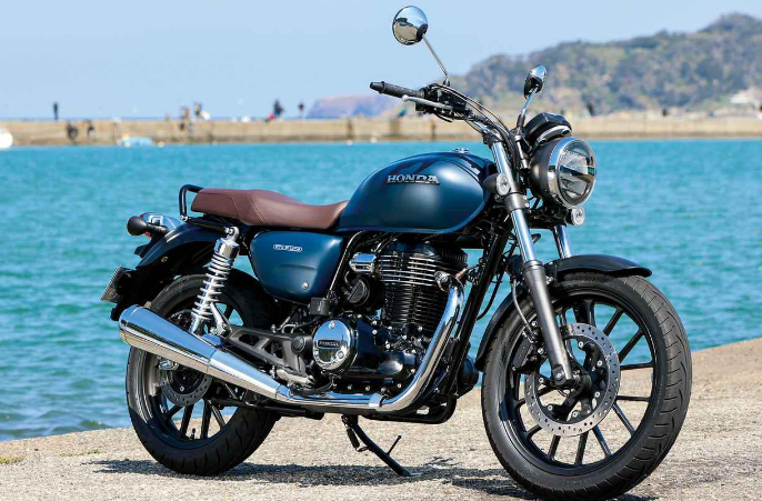 Honda GB350 오토바이 사진 오토바이 뒤에 바다가 보인다