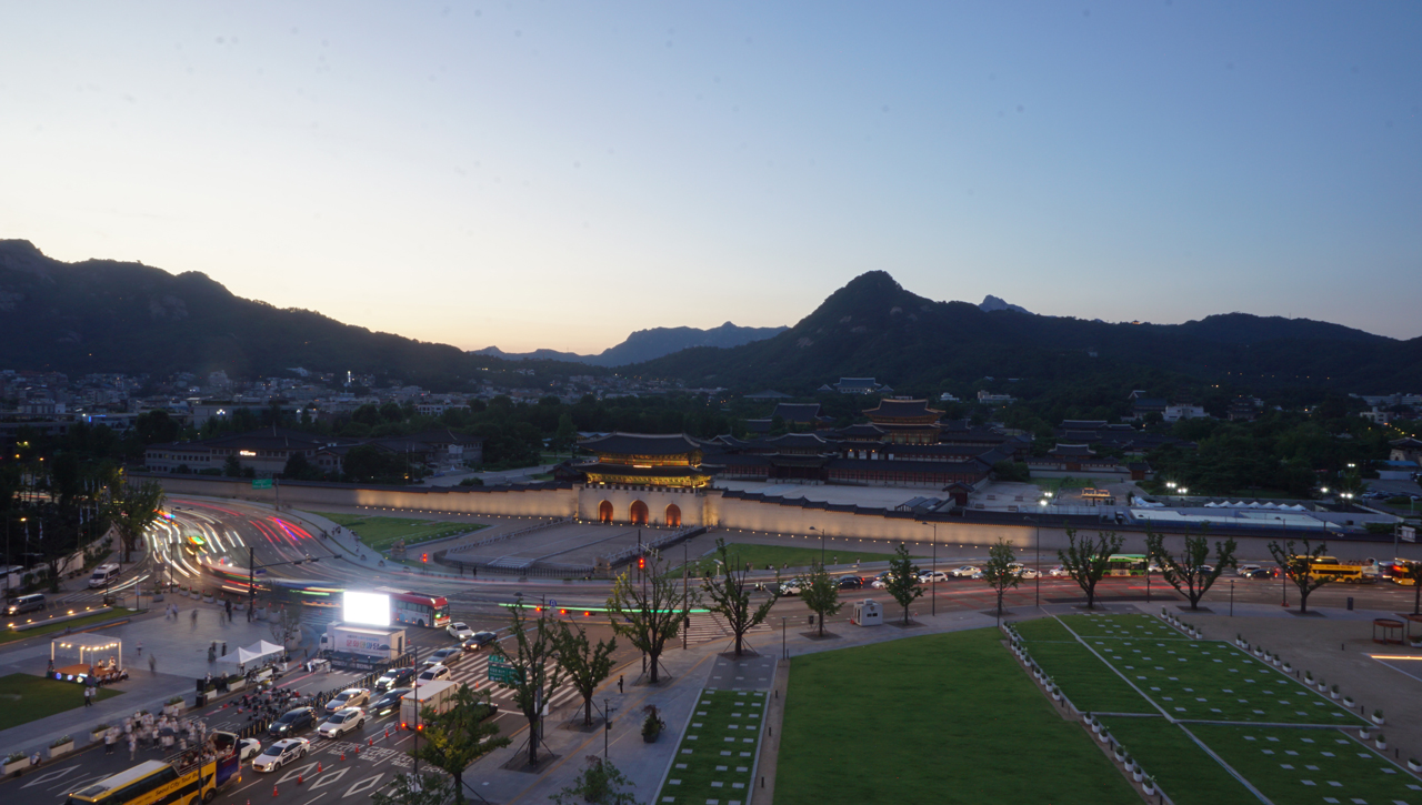 일몰의 순간, 광화문에 위차한 경복궁의 웅장한 모습이다