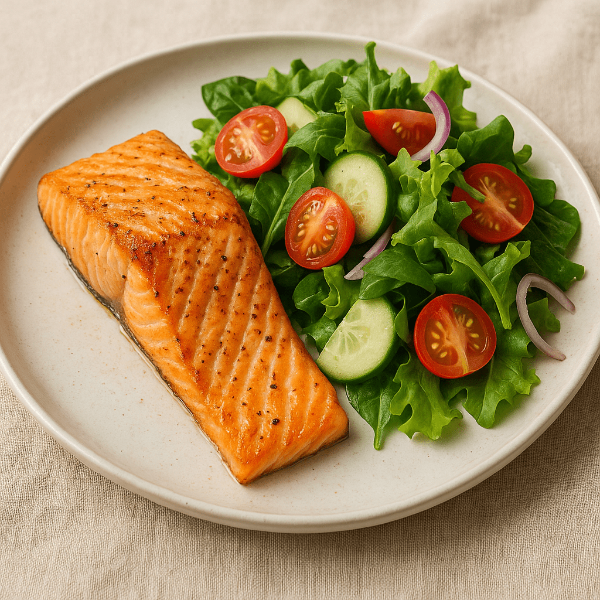 구운 연어와 채소 샐러드가 담긴 건강식 한 끼