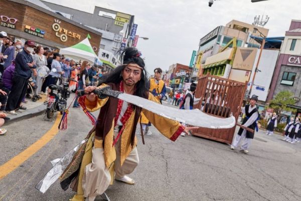 과거춘향제에서 끌려가는 춘향 장면