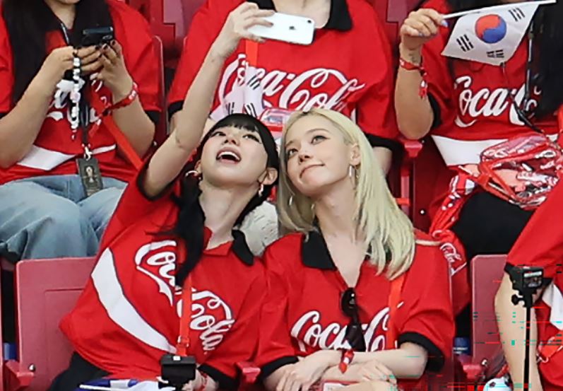 전현무 월드컵 중계 카리나 윈터 권은비 윤두준 연예인 축구 응원