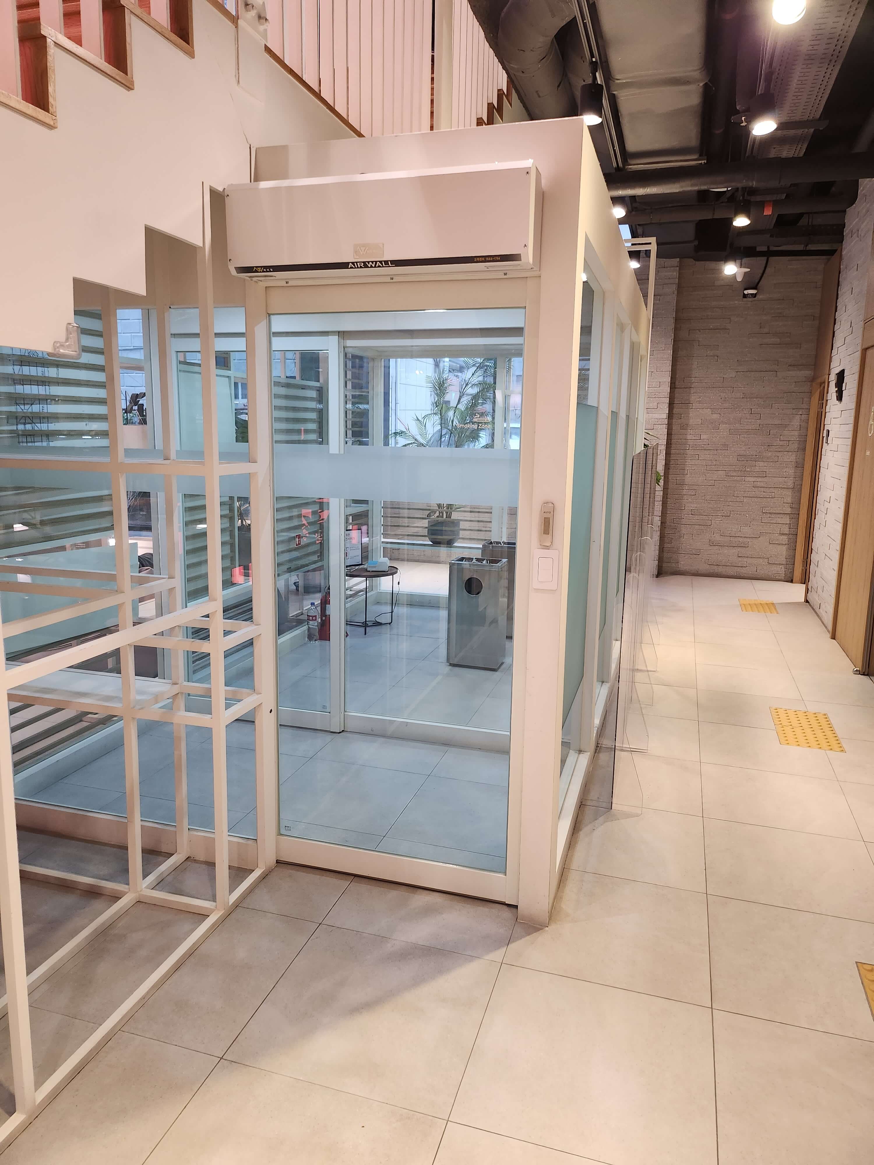 위스탠커피 내부 흡연실