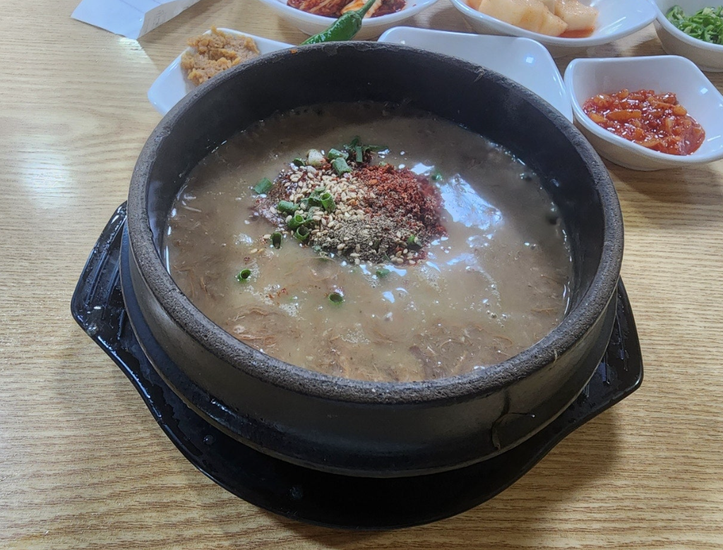 진한 국물의 고사리해장국 한 그릇