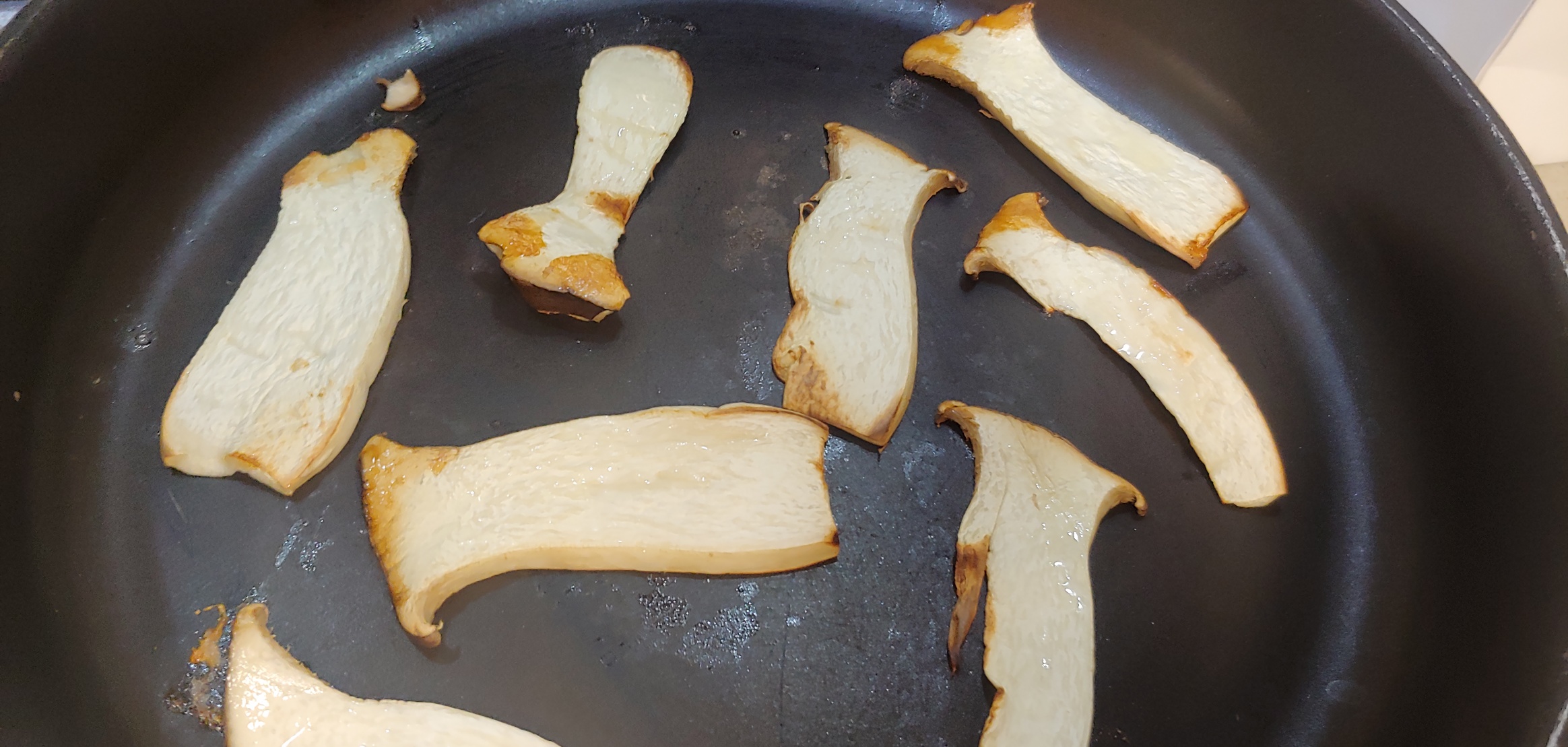 송이는 한번 구워줍니다. 한번 구운맛은 천지차이입니다.