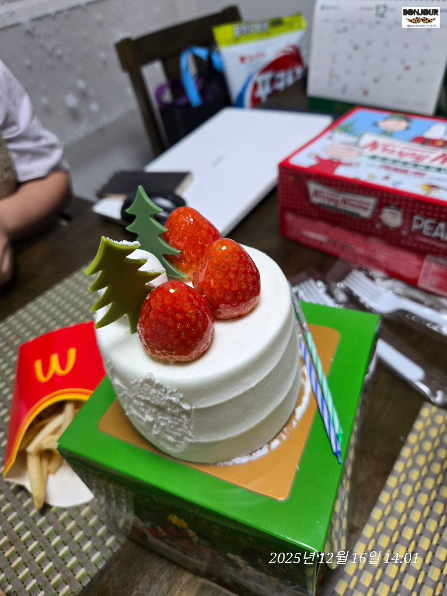 결혼기념일 홈파티를 위해 딸기케이크를 차린 식탁