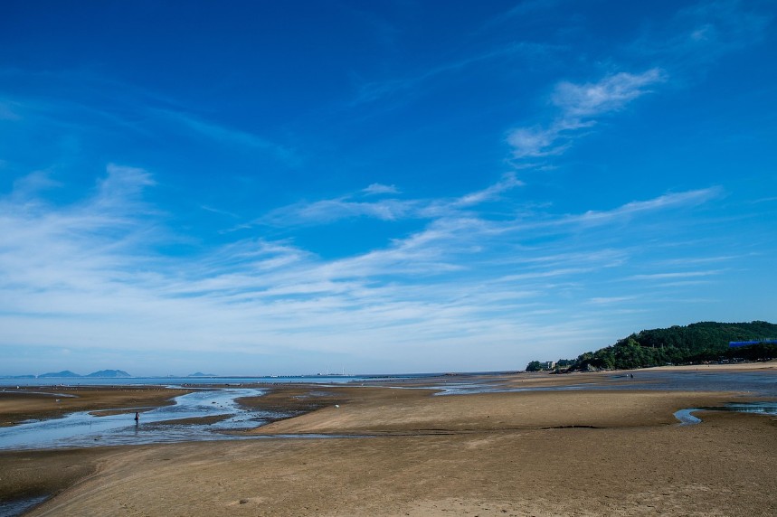 푸른하늘 아래 갯벌이 펼쳐저 있는 이미지
