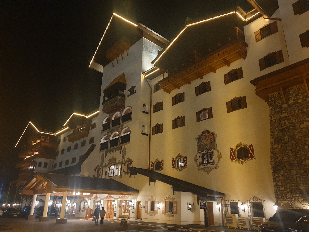 건물 지붕을 조명으로 감싸 아름답게 보이는 호텔