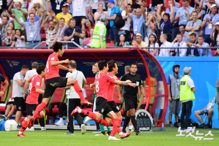 VAR 판정 번복 과정을 보는 주심