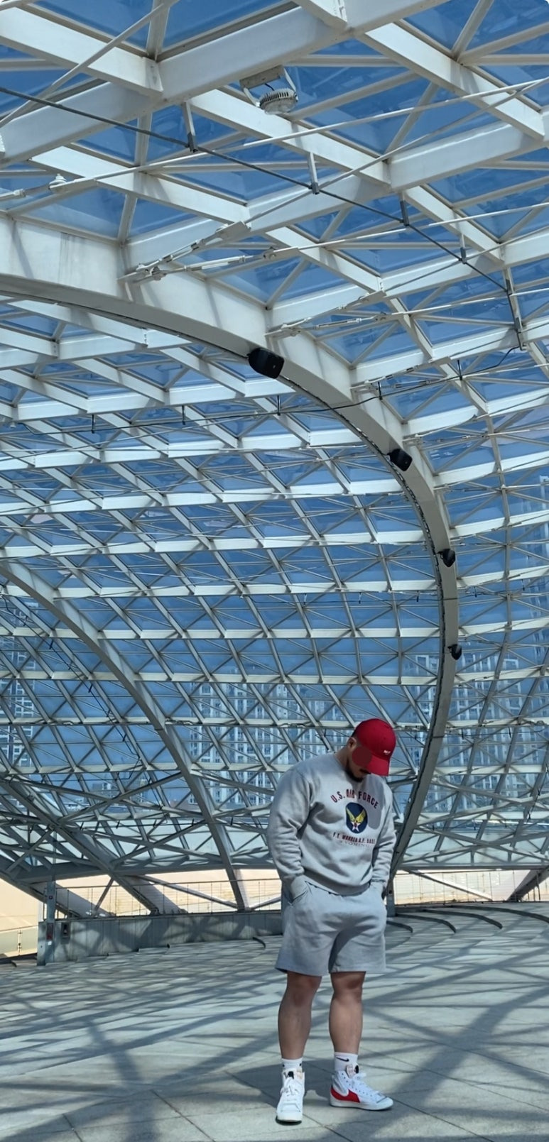 데일리룩(2025. 4. 25.)빈티지 볼캡 레드, 유니폼브릿지 멜란지 맨투맨 스웨트셔츠 , 무신사스탠다드 무신사 스웨트 쇼츠, 나이키 삭스 양말, 나이키 블레이저 미드 77 점보