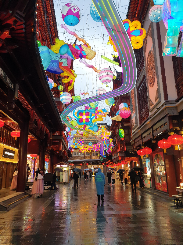 하늘에 S자로 긴 조명과 각종 원형 및 사각 구조물 조명